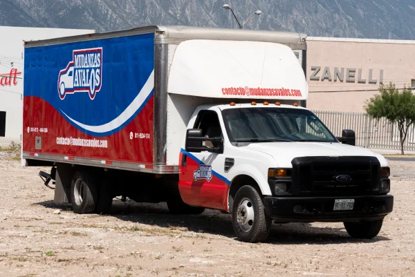 Camioneta Mudanzas Avalos rotulada lista para servicio de fletes en Monterrey