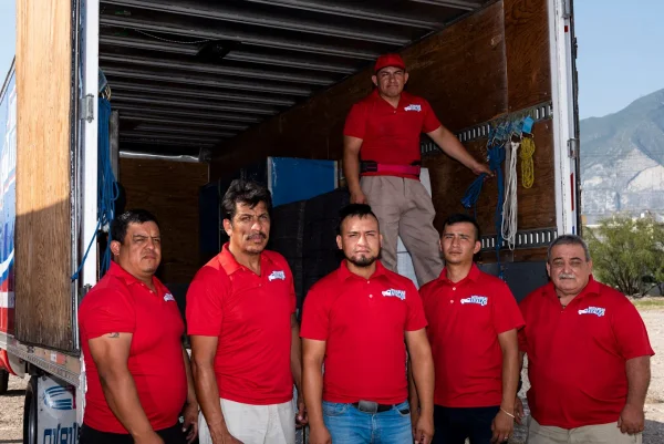Equipo completo de Mudanzas Avalos uniformado